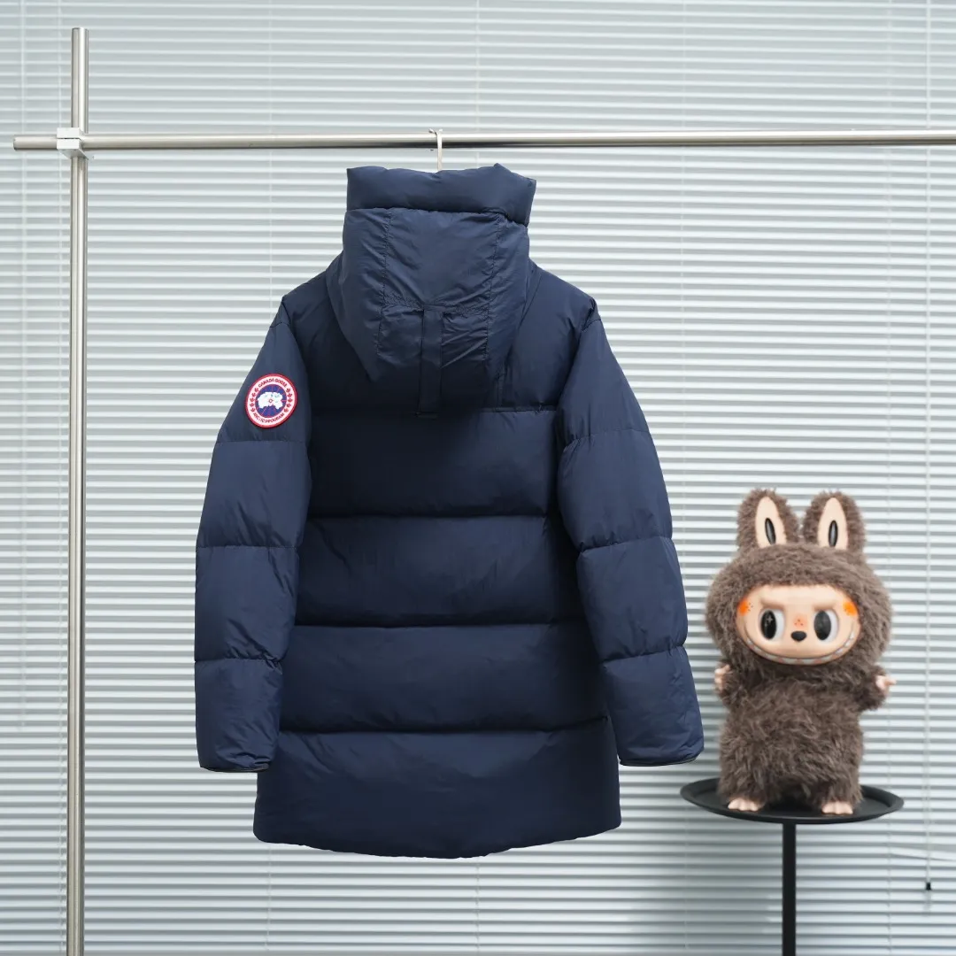 P940 Canada Goose Lawrence Down Jacket The Lawrence Down Jacket provides essential protection for everyday adventures and is made from sustainable Enduraluxe fabric with a durable soft touch. It features a quilted body, an adjustable down hood and a longer hem. Adjustable, down-filled, communicated hood. Two-way center front zipper increases range of motion and ventilation. The chin-protecting suede knit stand-up collar is soft and extra-comfortable. Inset rib-knit cuffs for added comfort and locked in heat. CORDURAD piping at the cuffs hem and reflective double-stripe grip tape at the back. Internal shoulder strap Color: black with red label black with black label azure blue Size: XS-2XL